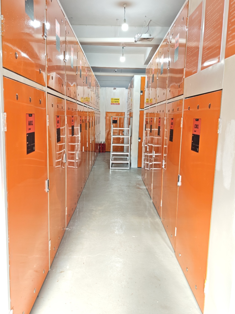 红星店仓库走廊